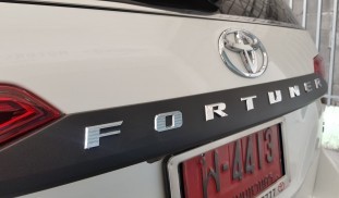 Wrap คิ้วฝากระโปรงหลัง Toyota Fortuner (Matte Black) [2]