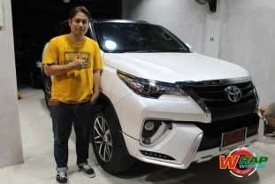 Wrap เปลี่ยนสีรถ Toyota Fortuner (Matte Black ครึ่งคัน)