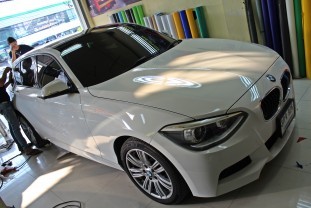 หุ้มฟิล์มหลังคาแก้ว BMW 118i (1)