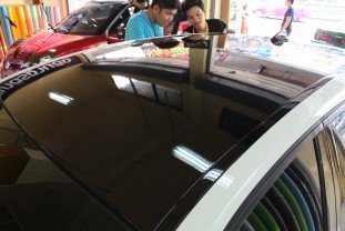 หุ้มฟิล์มหลังคาแก้ว BMW 118i (2)