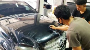 หุ้มฟิล์มใสกันรอยกันหินฝากระโปรงหน้า Mercedes Benz (1)