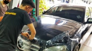 หุ้มฟิล์มใสกันรอยกันหินฝากระโปรงหน้า Mercedes Benz (3)