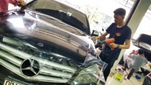 หุ้มฟิล์มใสกันรอยกันหินฝากระโปรงหน้า Mercedes Benz (2)