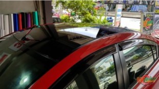 หุ้มฟิล์มหลังคาแก้ว Mazda2 (1)