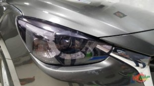หุ้มฟิล์มไฟหน้า Mazda 2 สีสโมคอ่อน (2)
