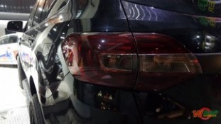 หุ้มฟิล์มไฟท้าย Ford Everest สีสโมคอ่อน