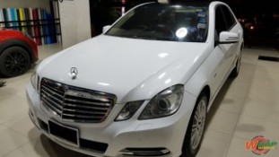Wrap เปลี่ยนสีรถ Mercedes Benz E200 สีขาวเงา