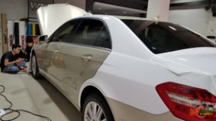 Wrap เปลี่ยนสีรถ Mercedes Benz E200 สีขาวเงา (2)
