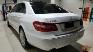 Wrap เปลี่ยนสีรถ Mercedes Benz E200 สีขาวเงา (4)