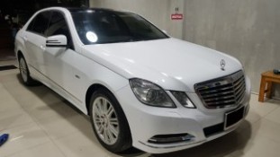 Wrap เปลี่ยนสีรถ Mercedes Benz E200 สีขาวเงา (1)