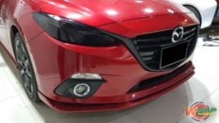 หุ้มฟิล์มไฟหน้า Mazda3 สีดำเข้ม