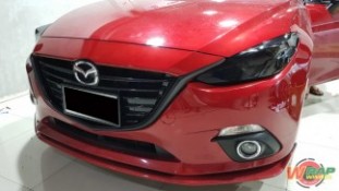 หุ้มฟิล์มไฟหน้า Mazda3 สีดำเข้ม (1)
