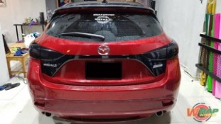 หุ้มฟิล์มไฟหลัง Mazda3 สีดำเข้ม (3)