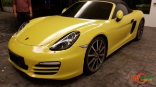 Wrap เปลี่ยนสีรถ Porsche Boxster สีเหลืองเงา (1)