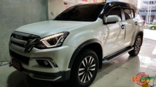 Wrap สีดำเงาครึ่งคันบน Isuzu MU X 