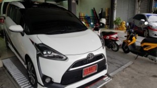 หุ้มฟิล์มหลังคาแก้ว Toyota Sienta [1]