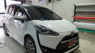 Wrap ครึ่งคันดำด้าน Toyota Sienta [1]